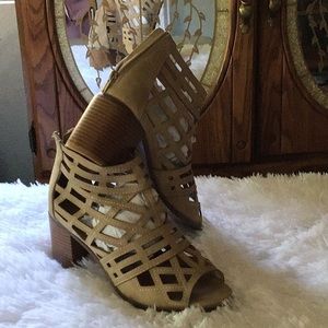 Brand new Bianca Boutique shoes-2 1/2 inch heel